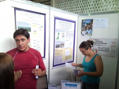 Estudantes apresentando curso e aplicativos