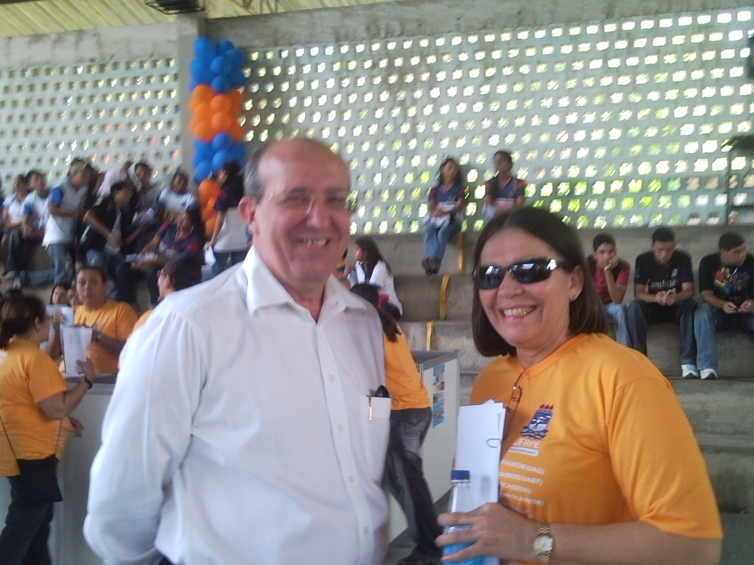 Profs. Valmar e Maria José visitando os stands dos cursos...